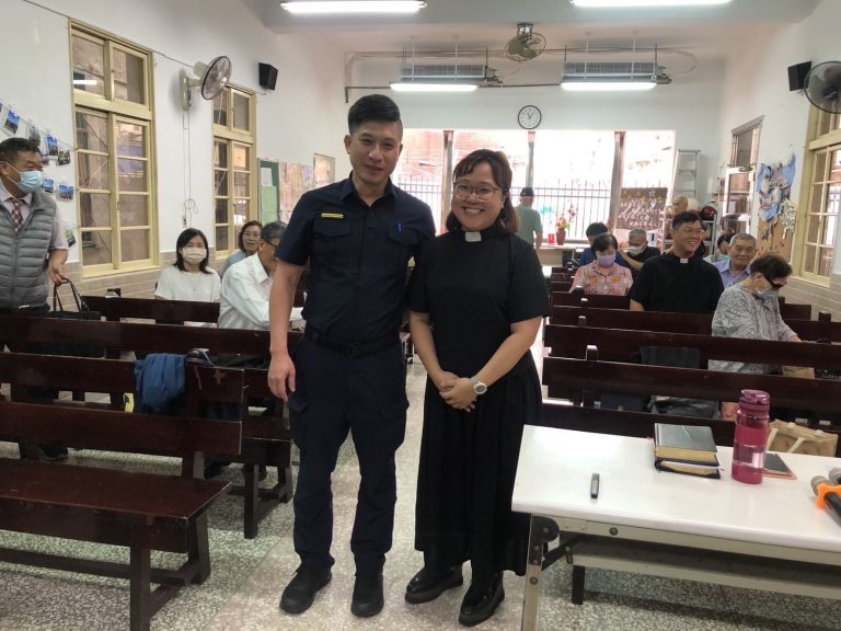 和一路派出所所長陳志峰與和平島教會牧師陳欣瑋合照留影。（記者薛秀蓮翻攝)