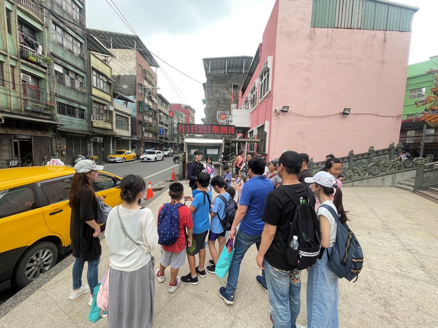 和一所警員呂佳駿向遊客們進行反詐宣導。（記者薛秀蓮翻攝)