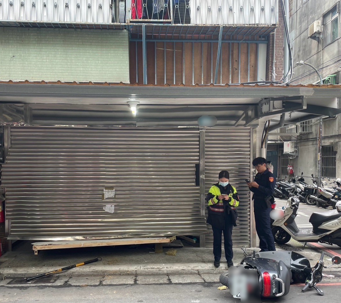 遭衝撞開槍之工程行。(記者徐煜勝翻攝)
