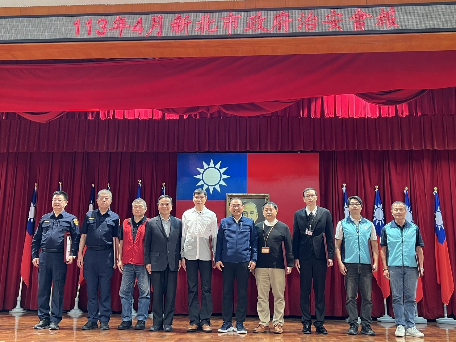 市長與公共安全聯合稽查專案有功人員合影留念。(記者徐煜勝翻攝)