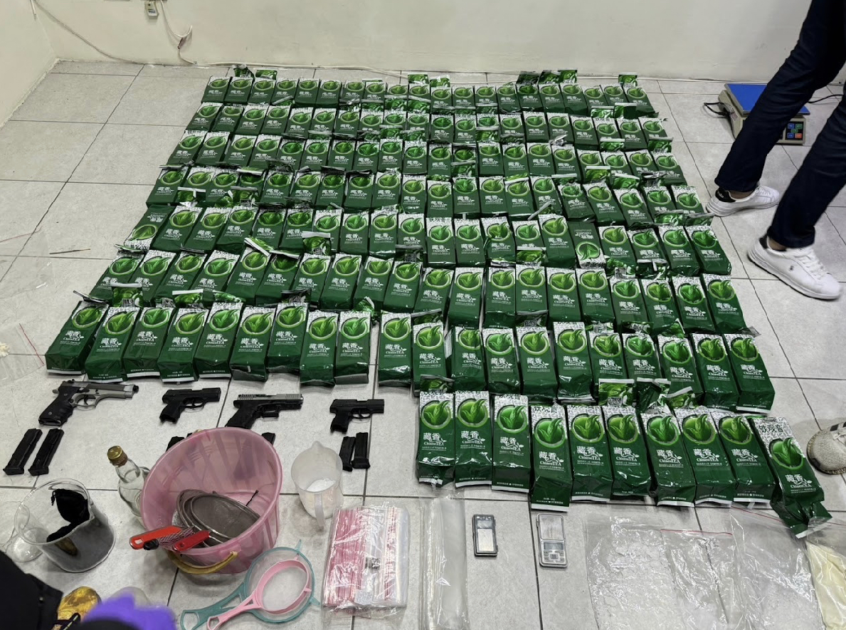 查扣毒品槍枝。(記者徐煜勝翻攝)