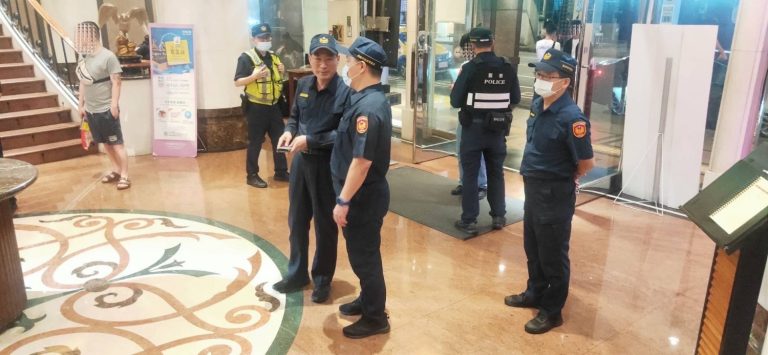 新北市警局督察長林故廷（左）與板橋分局長陳宇桓共同參與臨檢轄區KTV(記者徐煜勝翻攝）