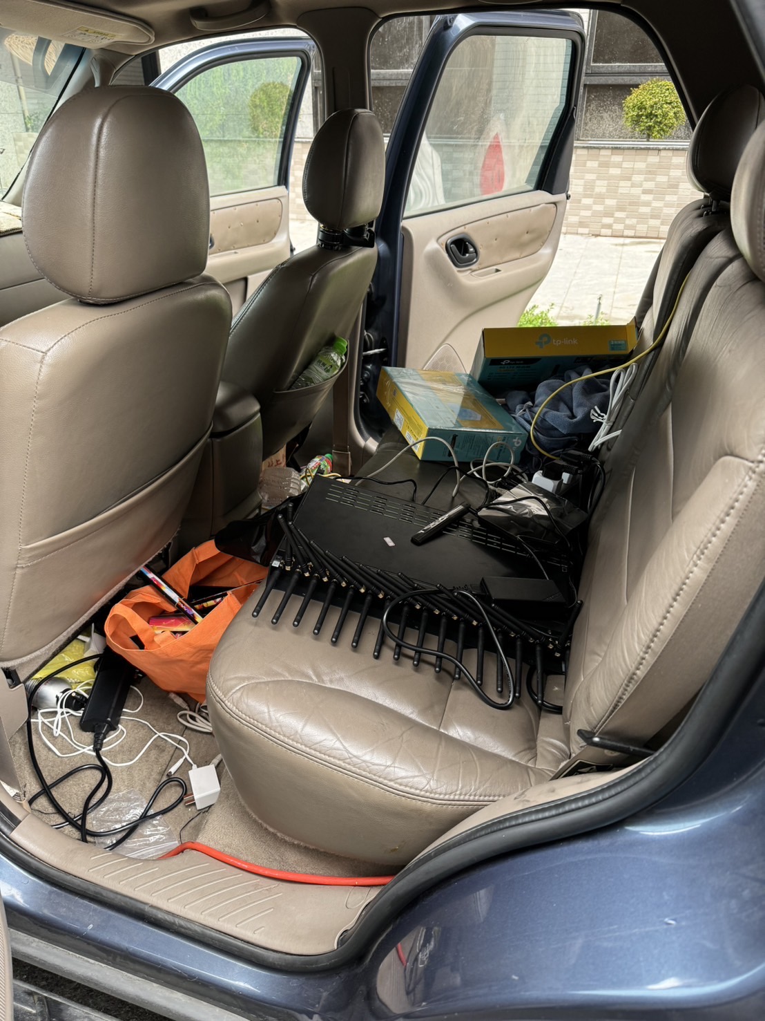 陳嫌平時以開白牌車作掩護載著移動式DMT趴趴走。(記者徐煜勝翻攝)