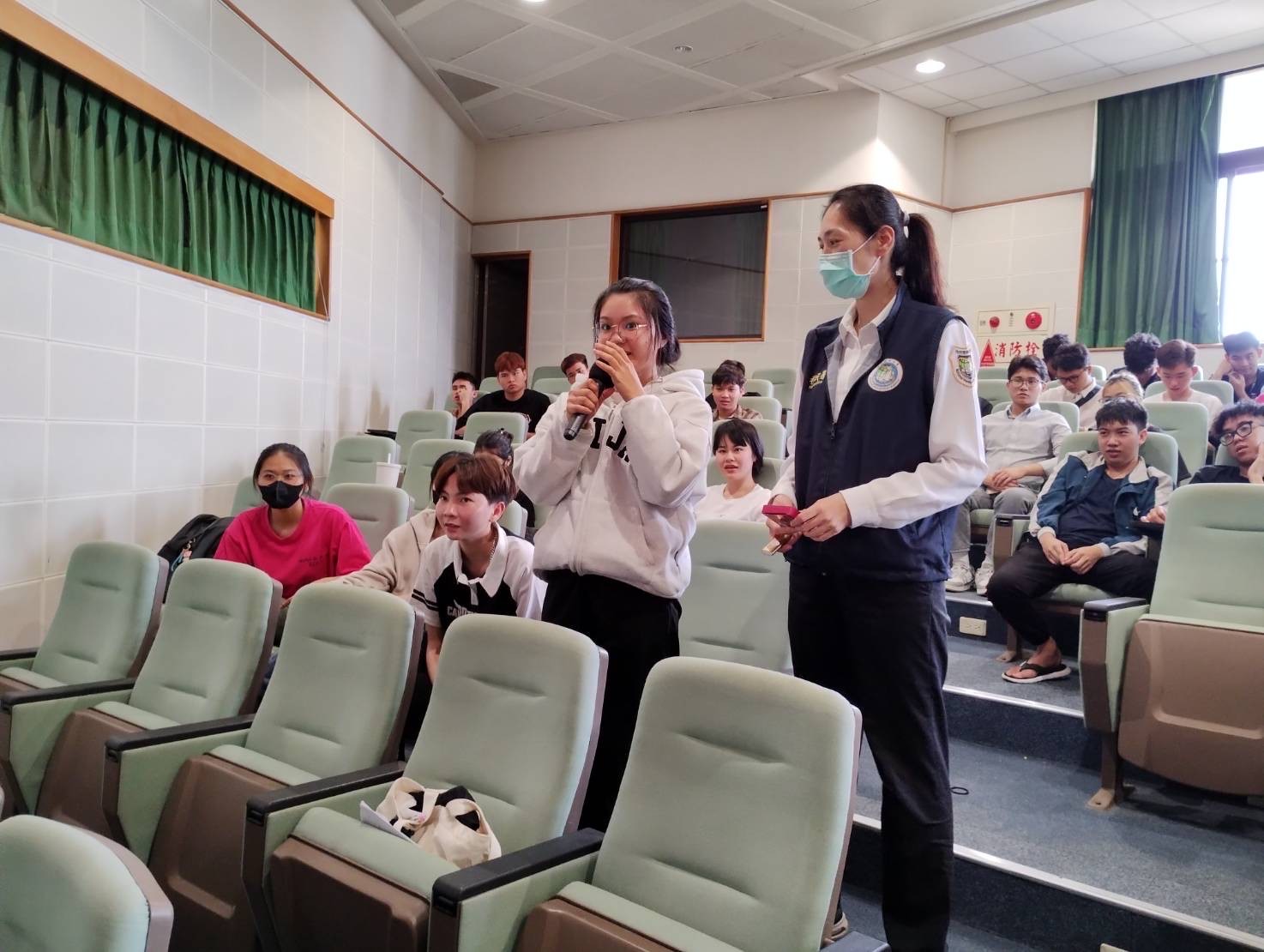 現場透過有獎徵答與學生互動,學生熱烈搶答。(記者 張艷君翻攝)