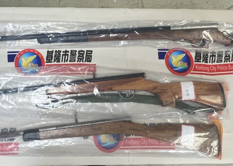 改造槍枝及製造子彈的底火、火藥一批。（記者薛秀蓮翻攝)