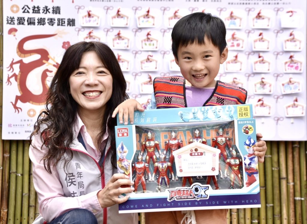桃園市政府青年事務局侯佳齡局長(左一),於兒童節前夕到偏鄉送給小朋友許願的禮物。(圖/記者林照東攝)
