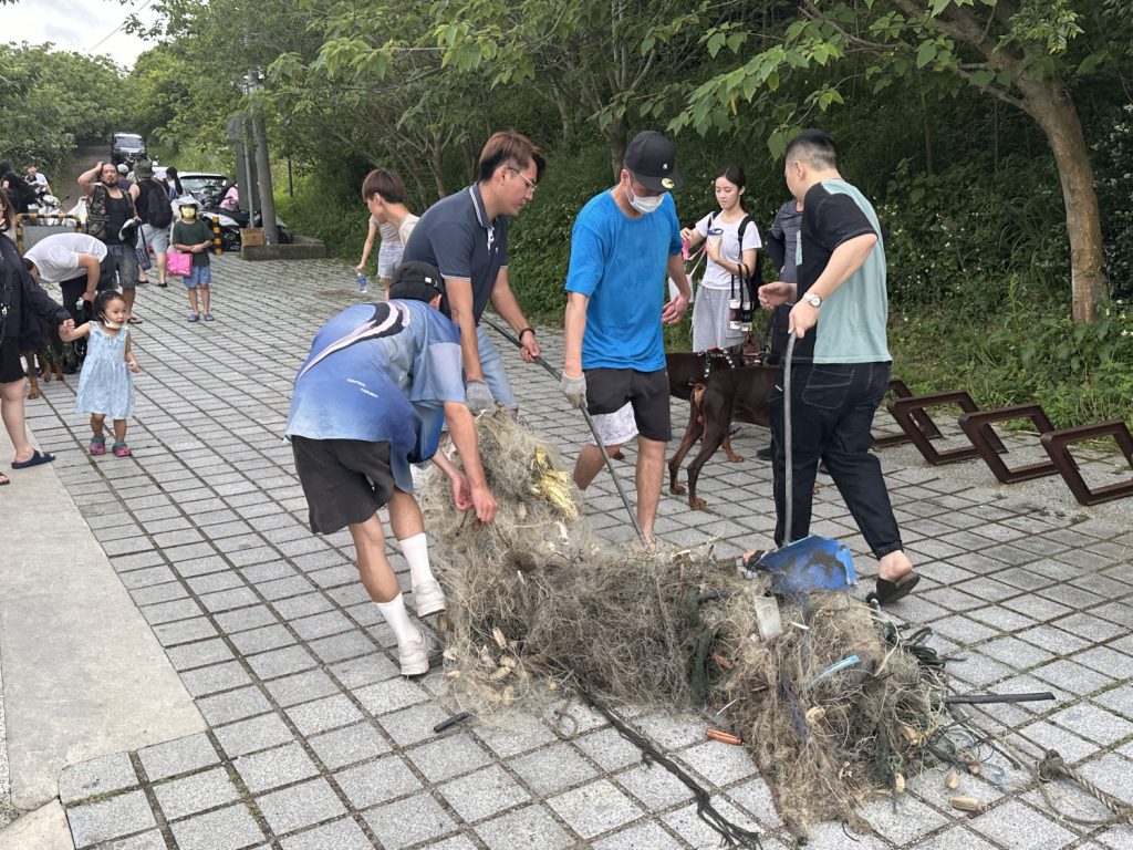 竹塹青年將數百公斤的廢棄物合力拉上岸。(圖/記者林照東攝)