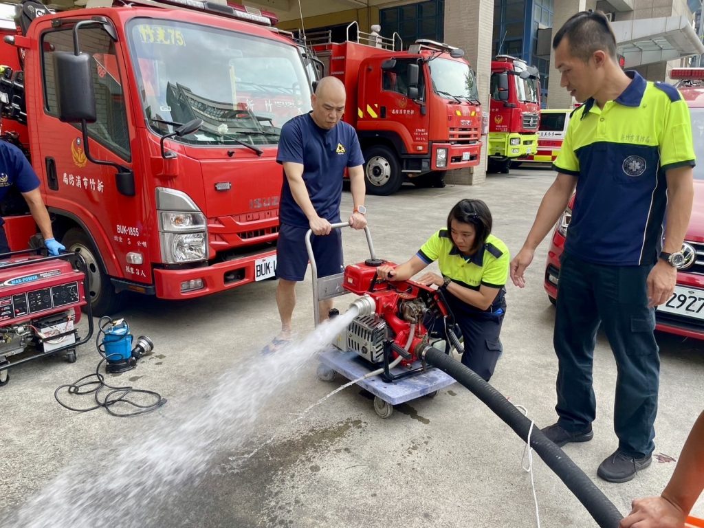 消防局也已整備各項抽水機、防汛器材,並持續掌握天氣情資。(圖/記者林照東翻攝)