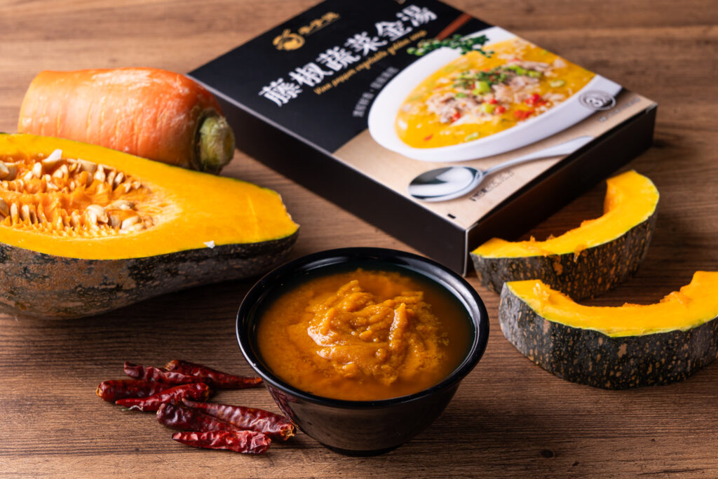 苗妞的自有品牌中，金湯這款料理更是在比利時國際美食評鑑中赢得了米其林二星的殊榮。(圖/苗妞串串香辣鍋提供)