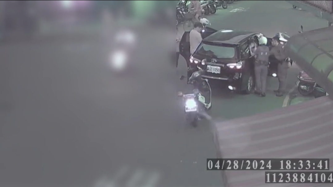 林口分局員警在執行盤查時，車內三位外籍移工趁機逃逸，員警迅速控制了駕駛及其他兩名乘客，並呼叫增援警力支持。（記者黃荷琇 翻攝）