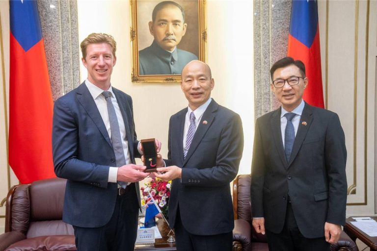 烏分戴爾(Sam Uffindell)、韓國瑜、江啟臣。（圖／立法院提供）