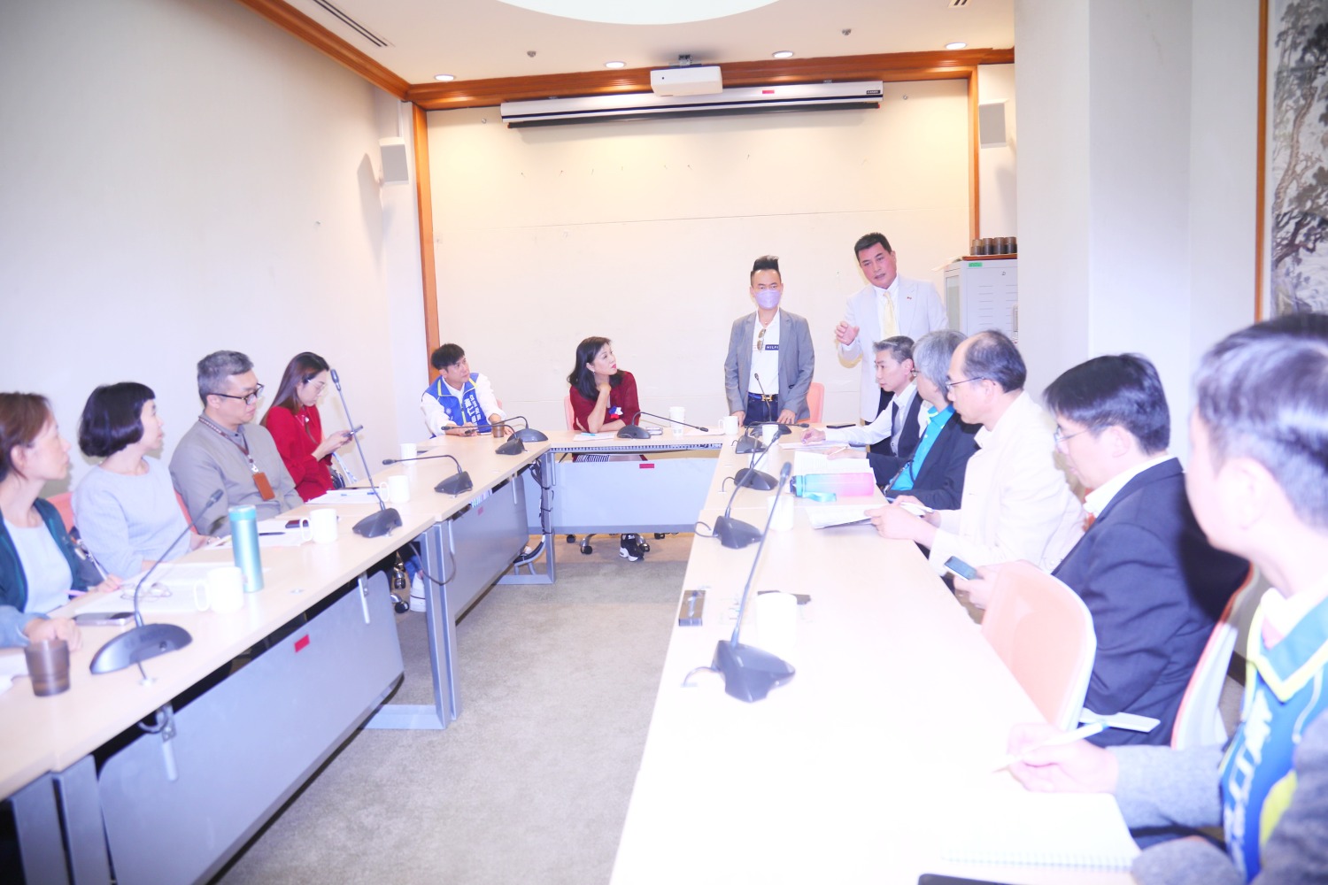 國民黨平地原住民立法委員黃仁主持召開協調會，爭取籌措原住民專屬社會主宅的經費。(記者包克明 攝)