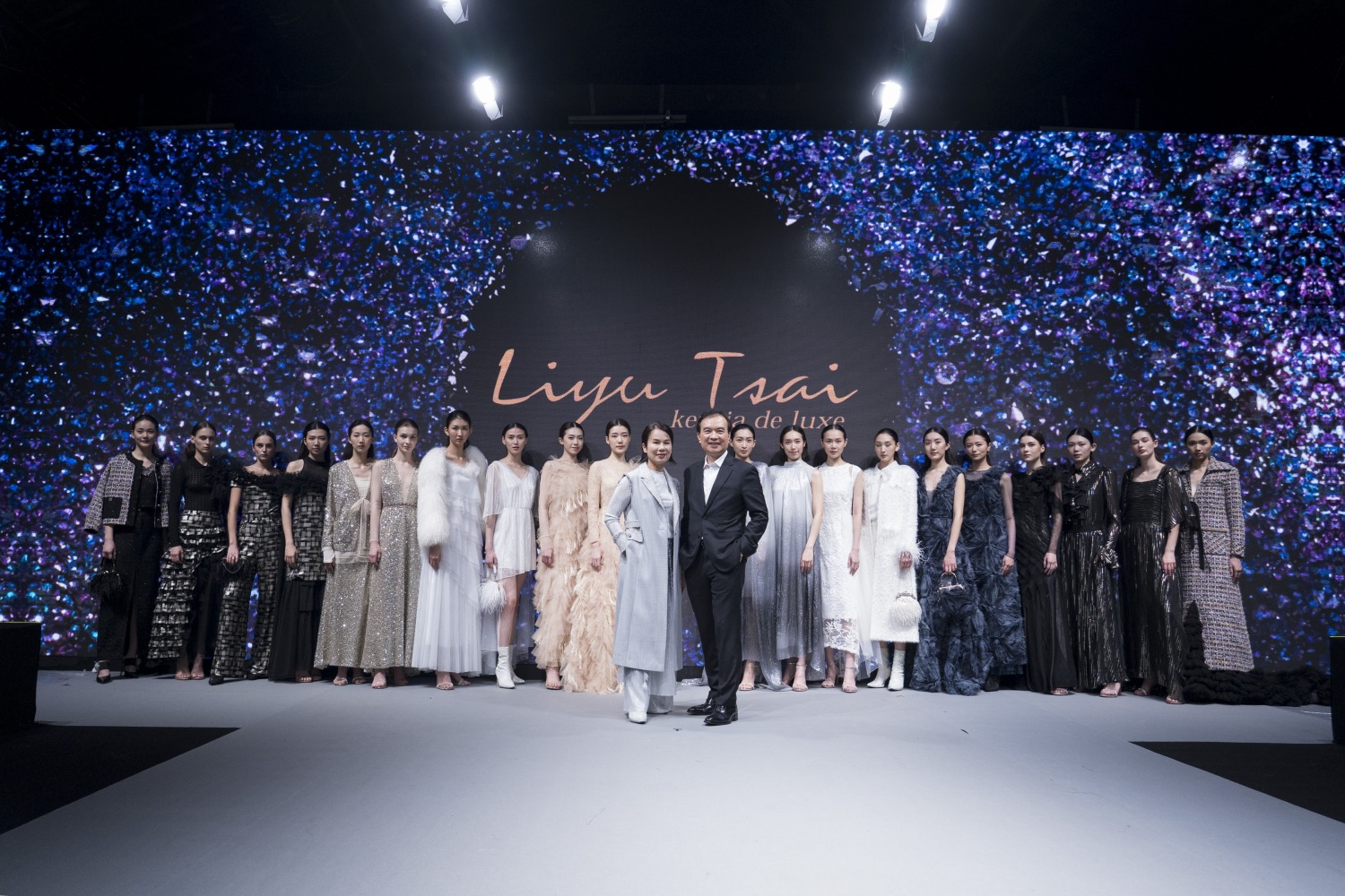 克萊亞董事長林志杰、品牌設計總監Liyu Tsai與全體模特兒合影。(記者張欽翻攝)