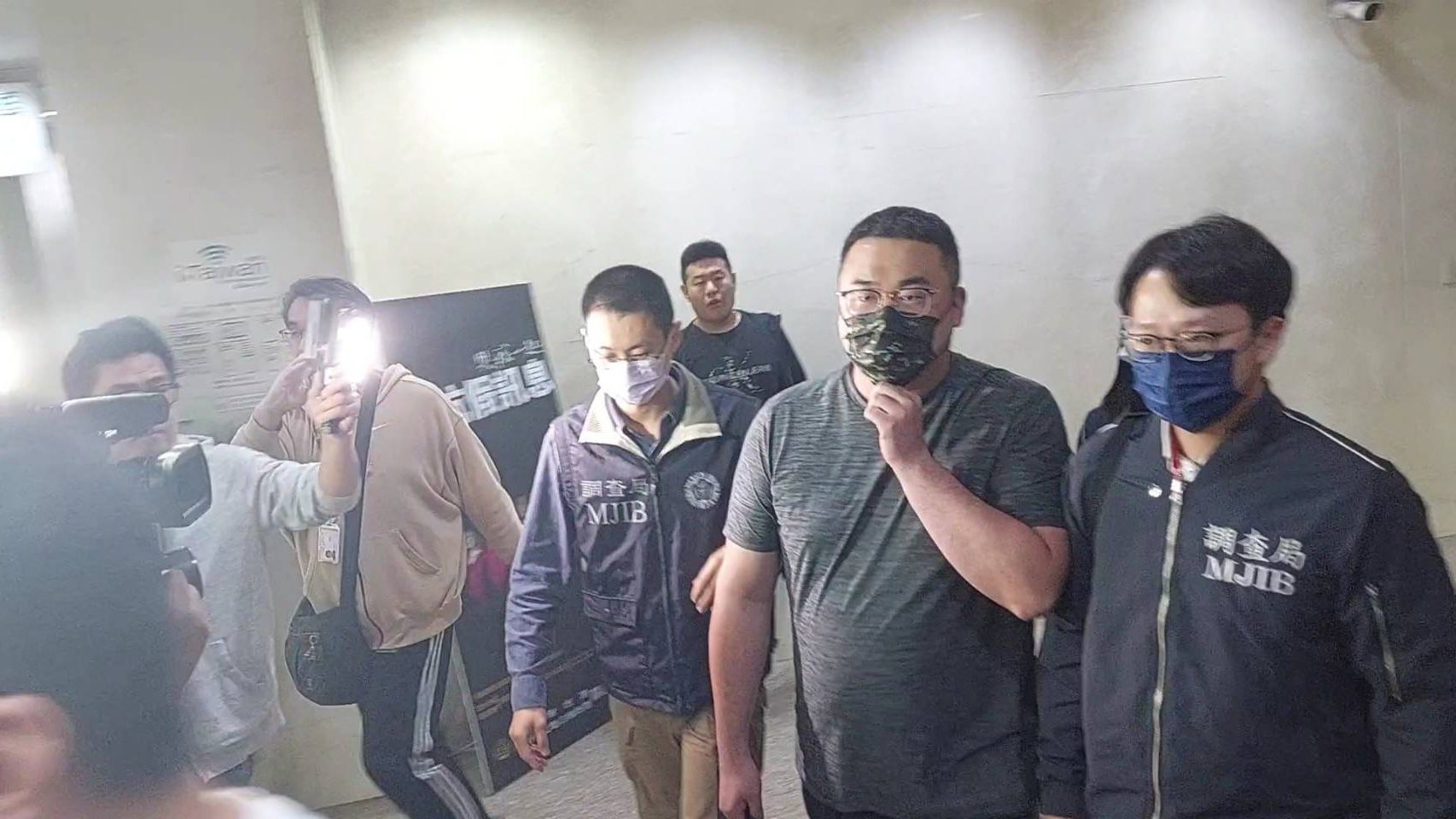 副議長葉林傳服務處主任林晴紀經檢察官訊問後獲無保請回。(記者張欽攝影)