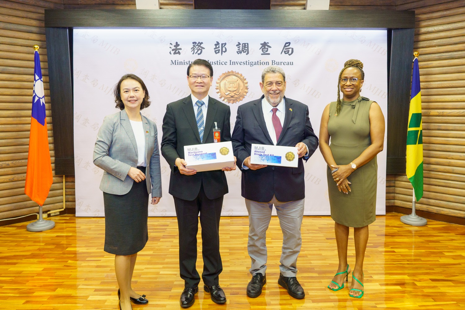 調查局首次接待聖文森總理｜局長王俊力卸任前親自導覽並致贈毒品篩劑 - 警政時報