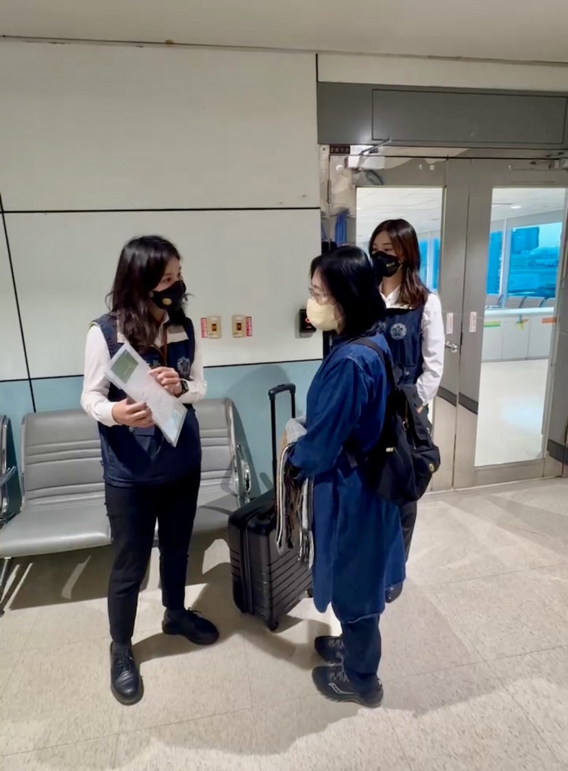 貴婦奈奈的婆婆黃林麗真(中)因詐欺案被通緝，今早被戴銬押返台灣歸案。(記者張欽翻攝)