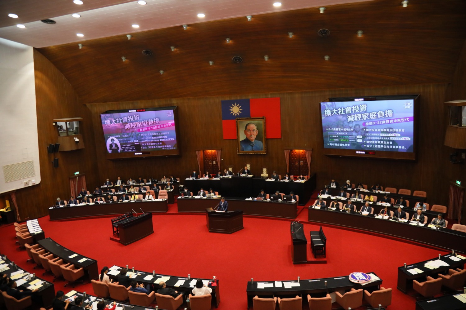 行政院長卓榮泰首度到立法院施政報告,在野黨立委並不買帳,幾乎都不在座位。(記者包克明攝)