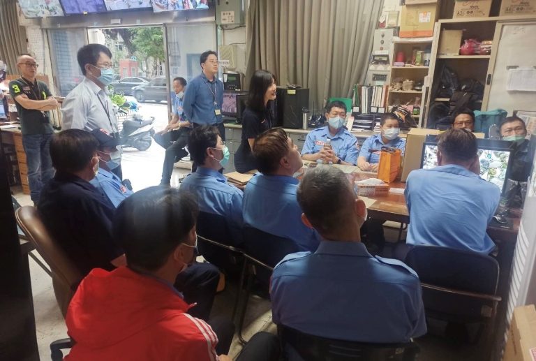 北投分局永明派出所受臺北榮民總醫院邀請,向駐衛警進行醫療暴力及詐騙防制宣導。(記者薛秀蓮翻攝)