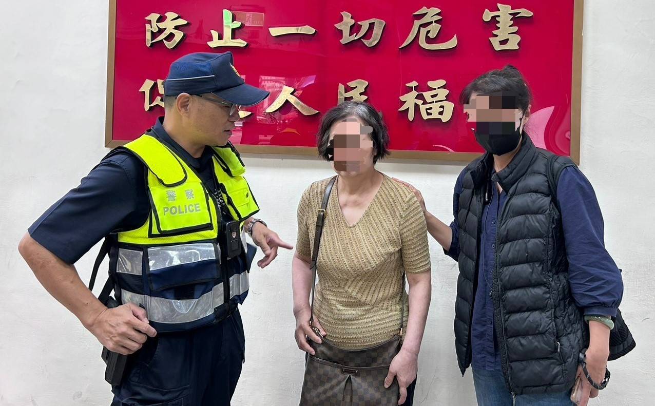 在警方的協助下,聯繫到家屬(圖右)將母親(圖中)護送回家。(記者黃荷琇 翻攝)