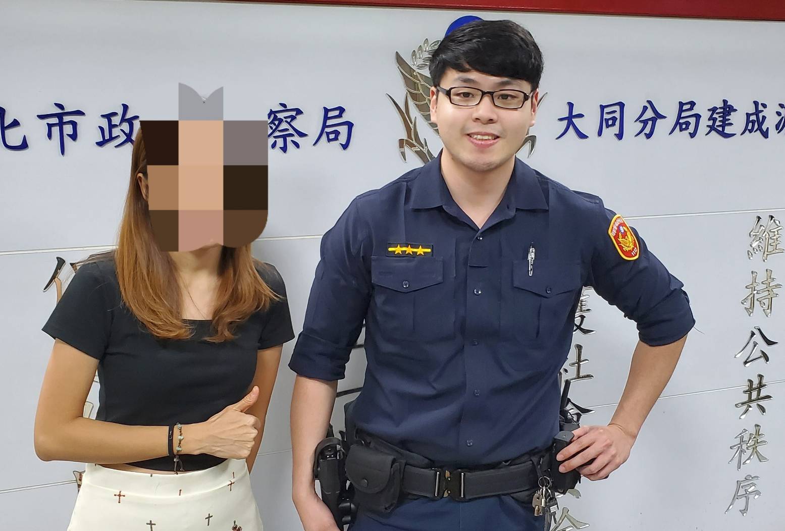 大同分局建成派出所員警葉家宏(圖右)成功協助一名緊急求助的泰國女性旅客迅速找回遺失的護照。(記者黃荷琇 翻攝)