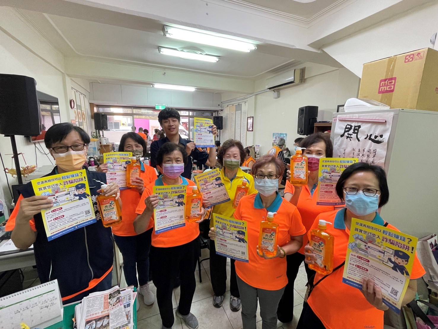 大同員警與里民互動,進行防制詐騙宣導。(記者黃荷琇 翻攝)