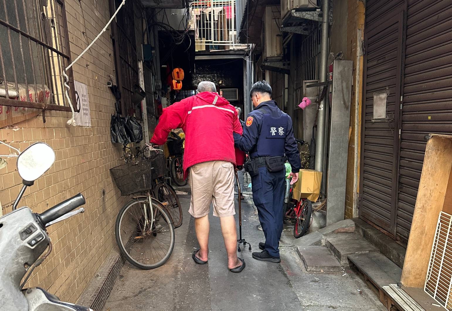 大同分局員警攙扶老翁護送安全返家。(記者黃荷琇 翻攝)