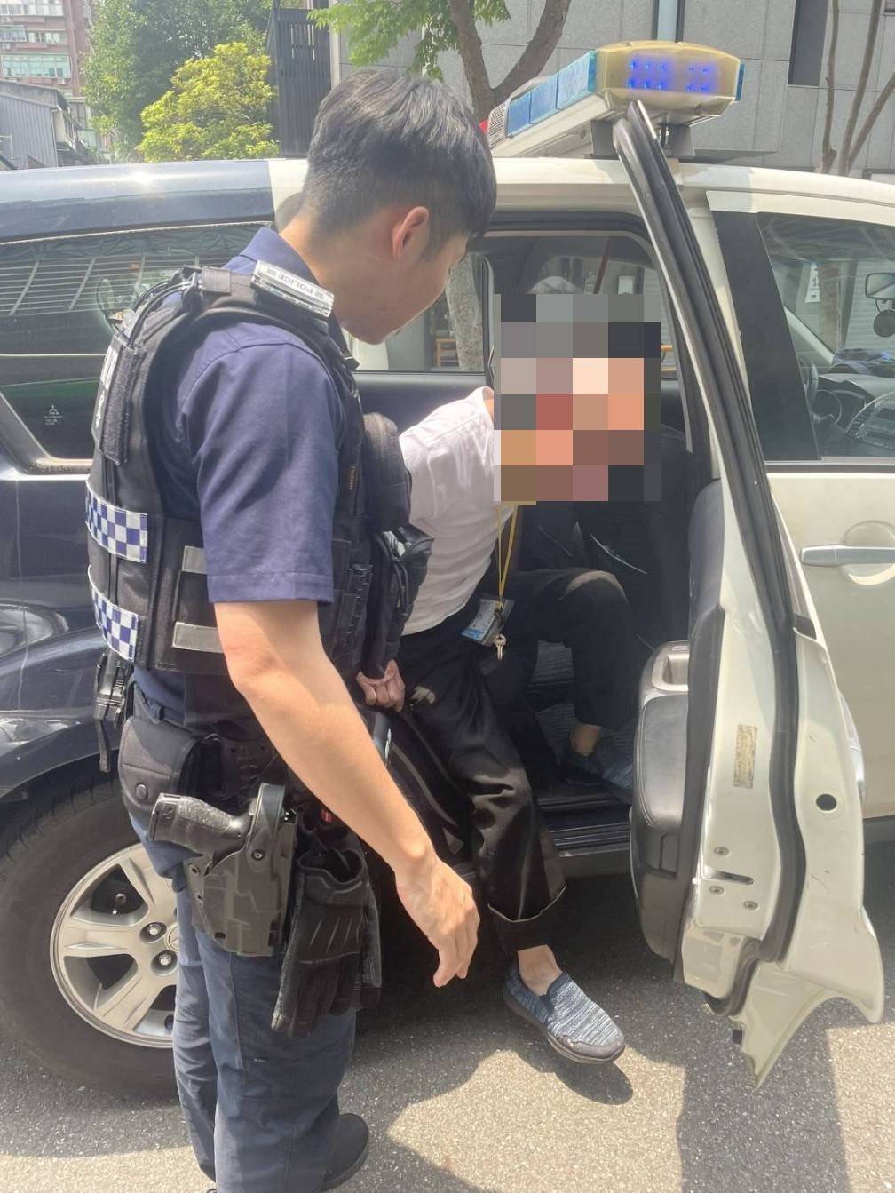 員警將張老伯伯安全護送回家,並提醒其注意安全,結束了一場虛驚。(記者黃荷琇 翻攝)