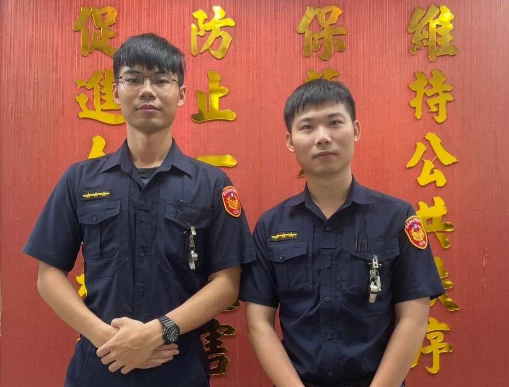 大同分局警員陳佳豪(圖左)、蘇冠宇(圖右)同時呼籲,高齡長者應在親友陪伴下外出,儘量避免單獨行動。(記者黃荷琇 翻攝)