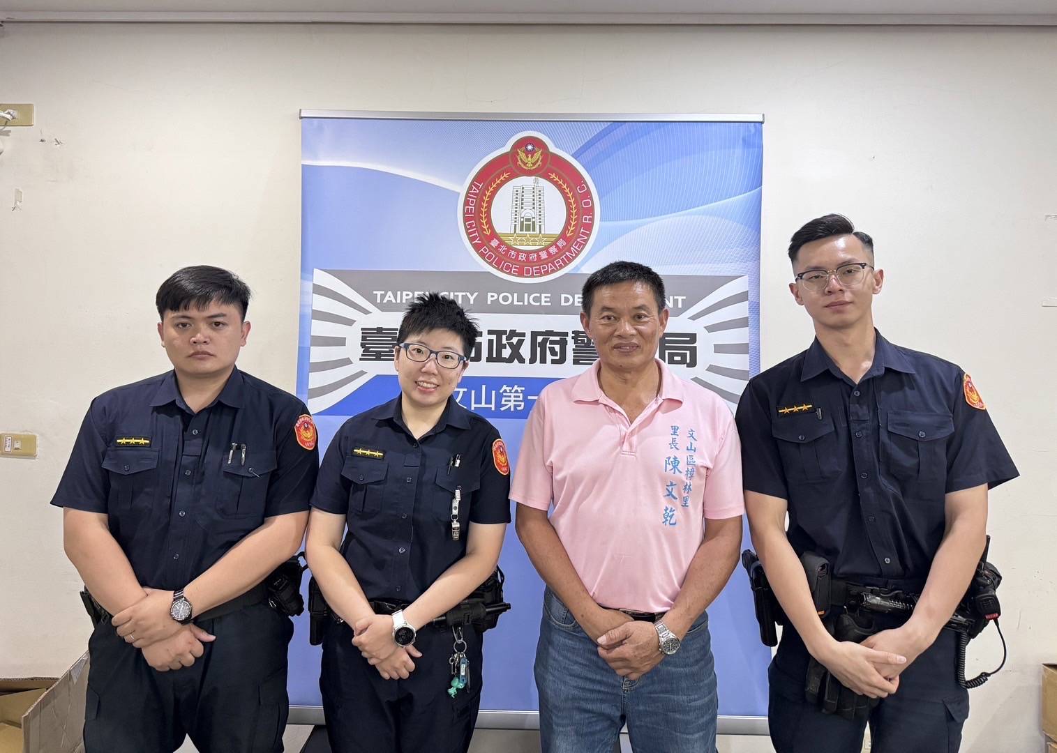 復興派出所警員劉明翰、方心、樟林里里長陳文乾、警員張嘉訓（由左至右）攜手合作，助老翁返家。（記者黃荷琇 翻攝）