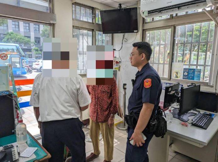 黃老太太及其家屬對警方的協助表示非常感謝,頻頻鞠躬致謝。(記者黃荷琇 翻攝)
