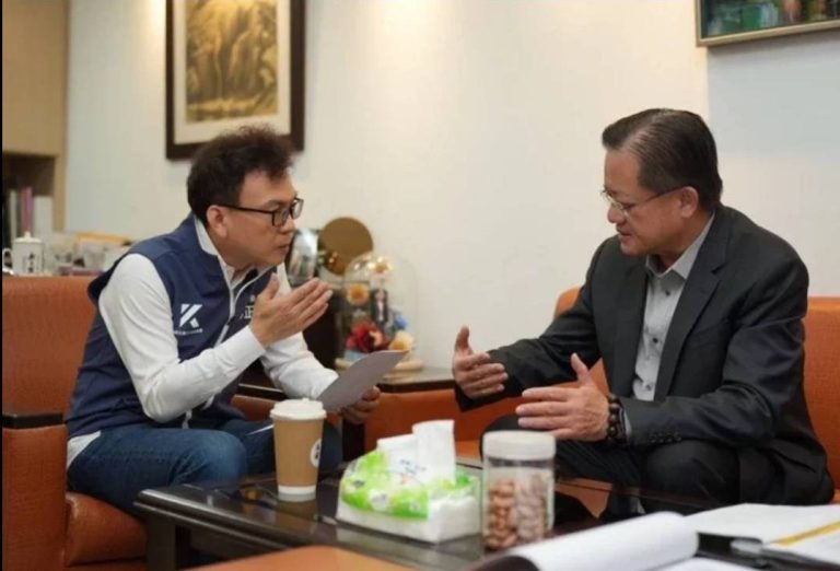 關切消防體系人力缺口與消防裝備，國民黨立委鄭正鈐(左)28日邀集消防署到立院進行說明，右為消防署長蕭煥章。(圖／鄭正鈐國會辦公室提供)