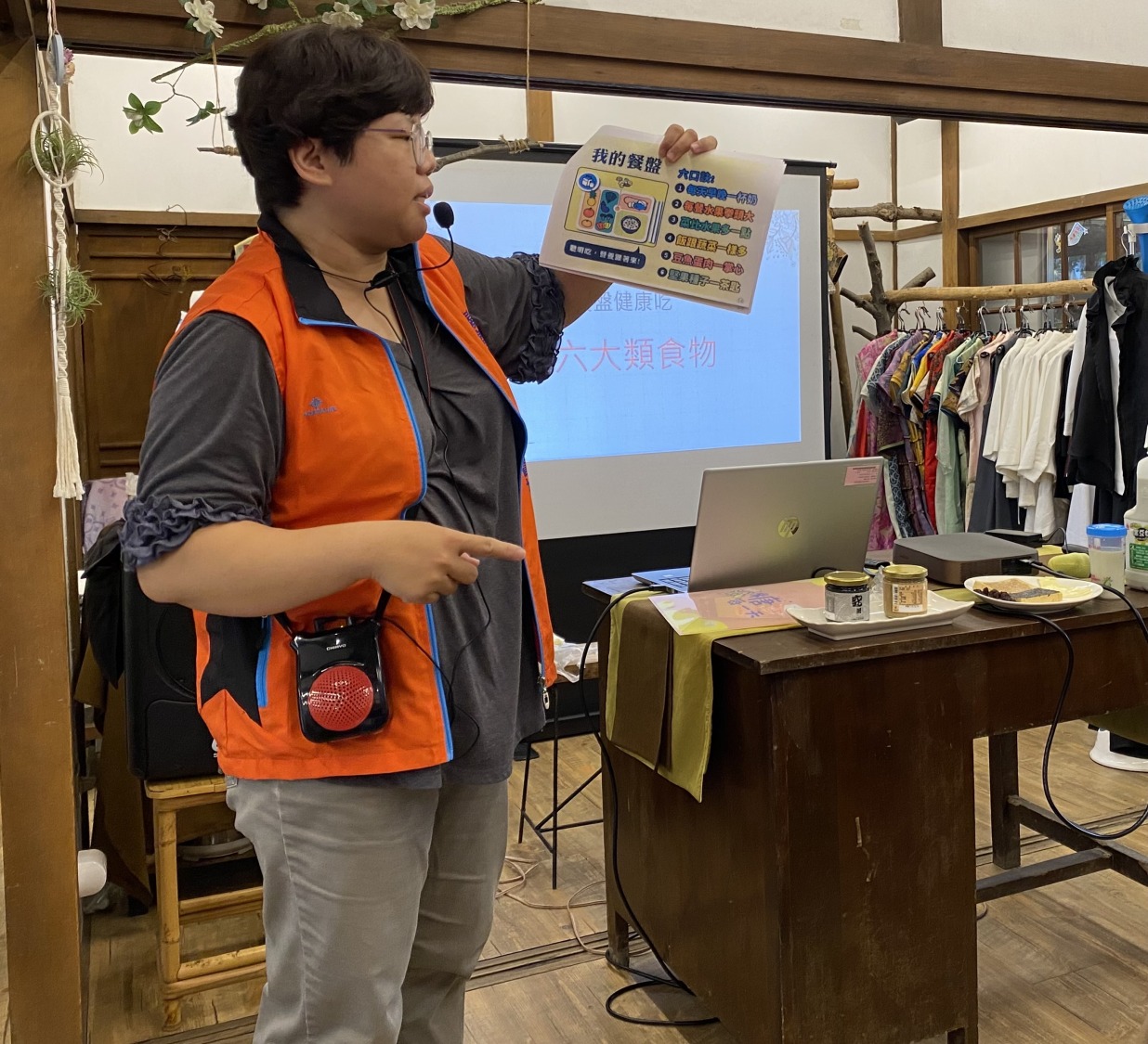 講師陳冠臻分享「我的餐盤」6口訣,大家聰明吃,健康就會跟著來。(記者 張艷君翻攝)