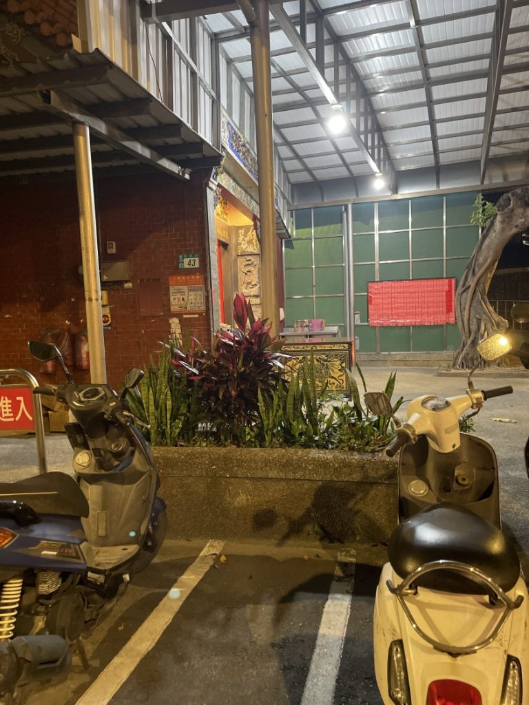 李男所停的停車格，就在土地公廟旁。（記者徐煜勝攝）