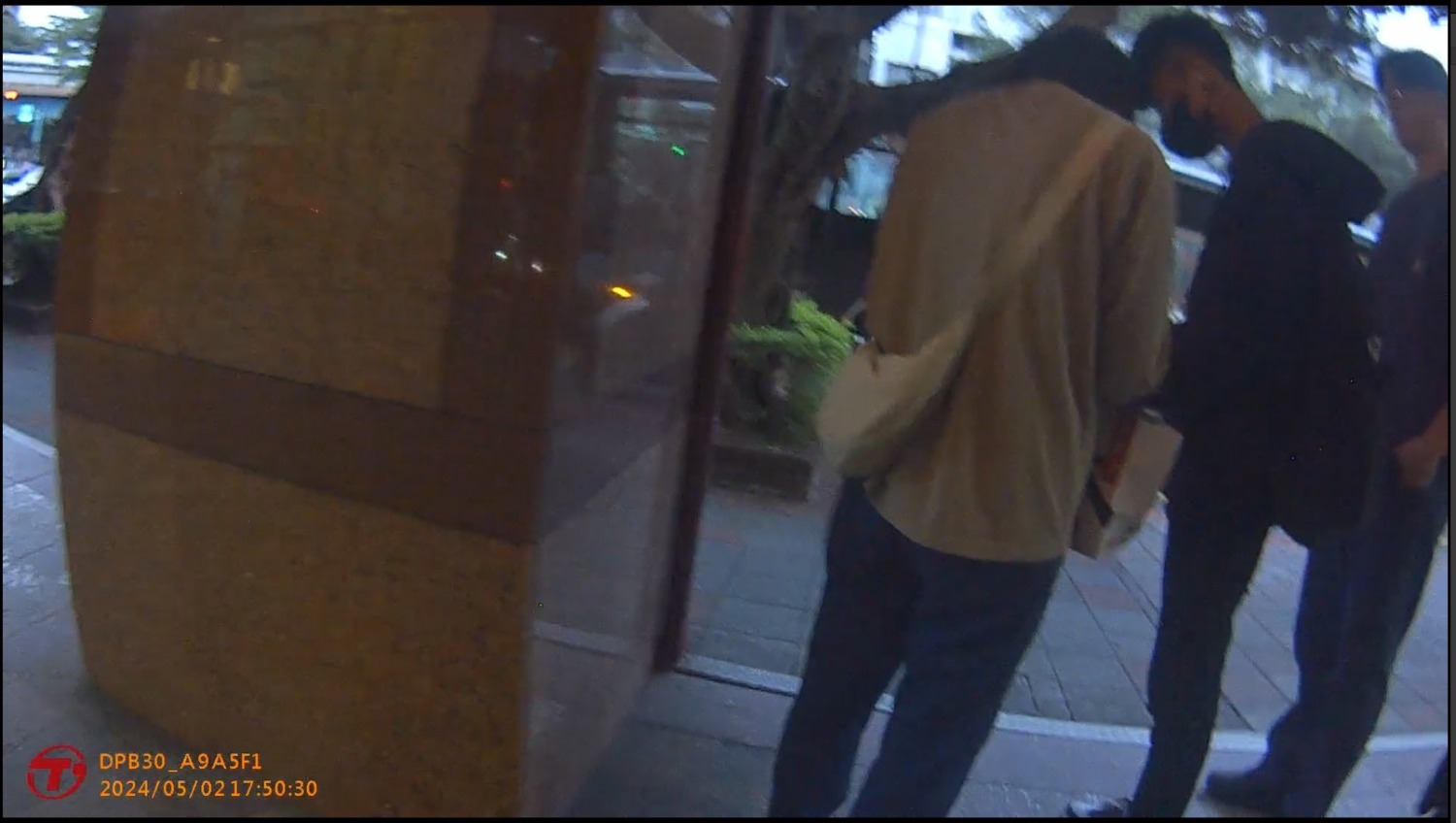 信義警現場逮捕車手竟發現是未成年。(記者徐煜勝翻攝)