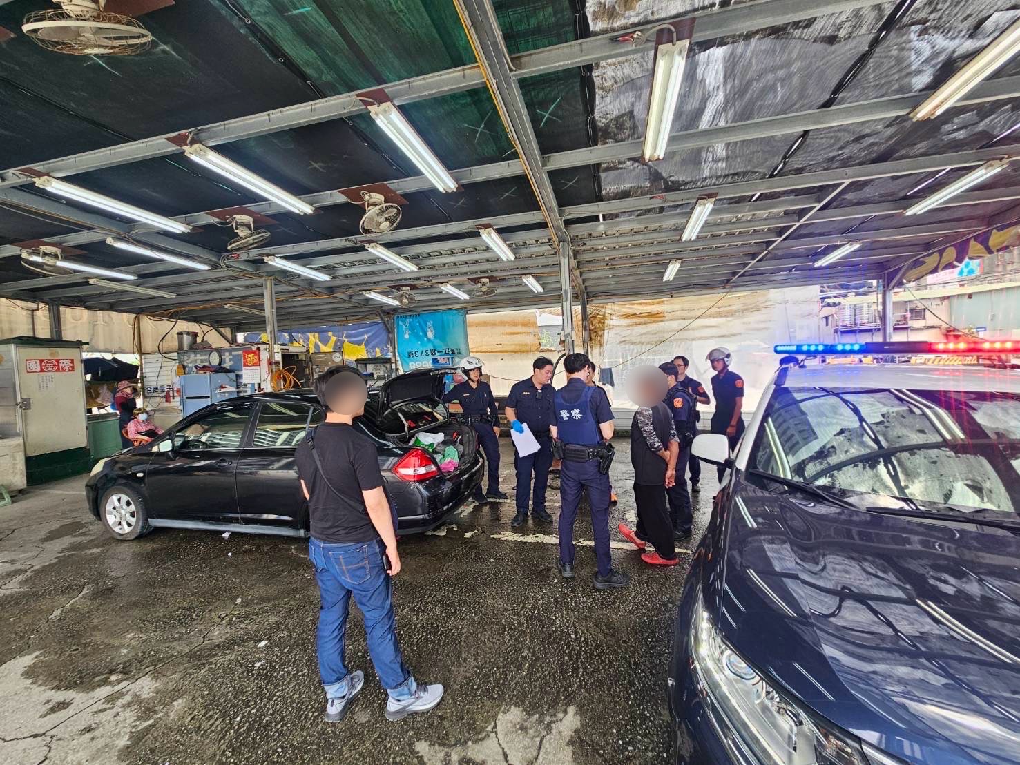 海山分局警方前往洗車場逮人時犯嫌竟悠哉洗車。(記者徐煜勝翻攝)