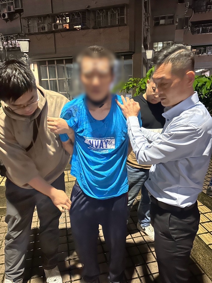 新莊分局偵查隊長徐子胤(右)率隊逮捕重大逃犯簡郁紘。(記者徐煜勝翻攝)