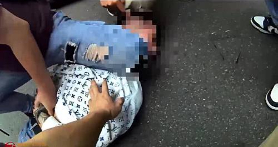 淡水警現逮收水詐團車手。(記者徐煜勝翻攝)