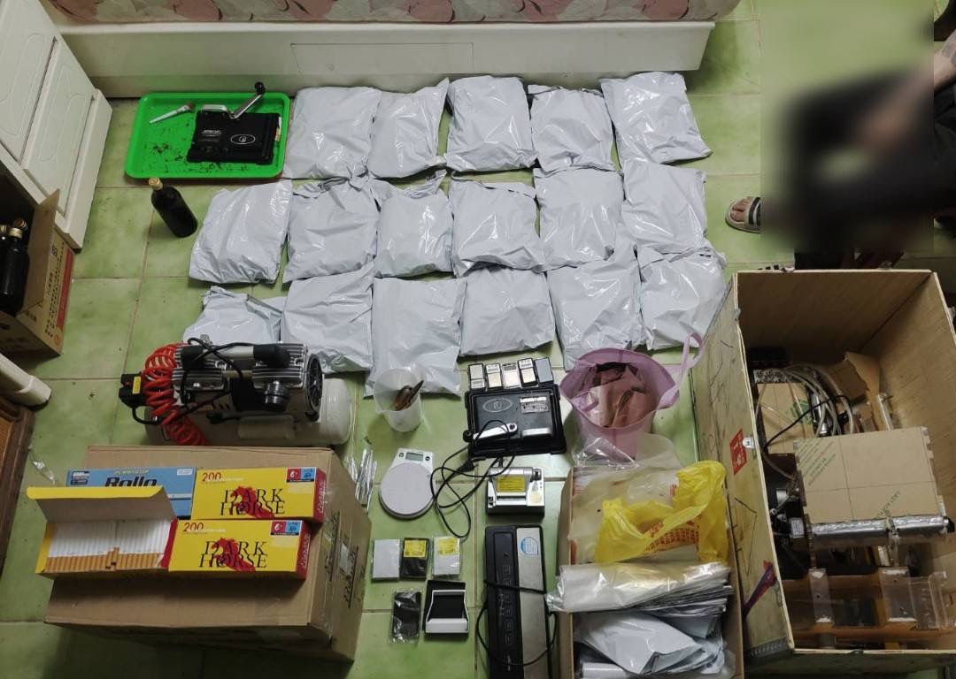 查扣摻有第三級毒品苯二氮彩虹菸170包、摻有第三級毒品苯二氮菸草2包、空煙管1批、分裝袋1批、彩虹菸殘渣袋35個、分裝盤5個、捲菸器3台、封膜機1台、加壓幫浦1台、電子磅秤6台等證物。(記者薛秀蓮翻攝)