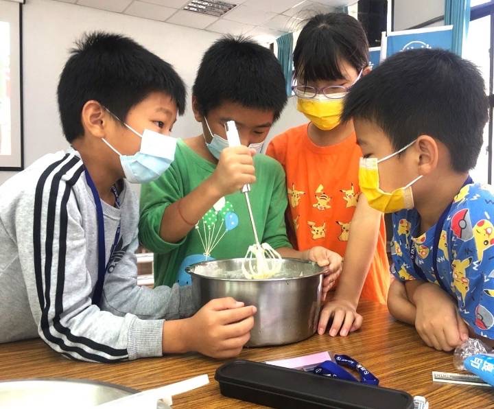 沙坑兒少據點小小總舖師烹飪課,真有趣。(圖記者黃溎芬翻攝)