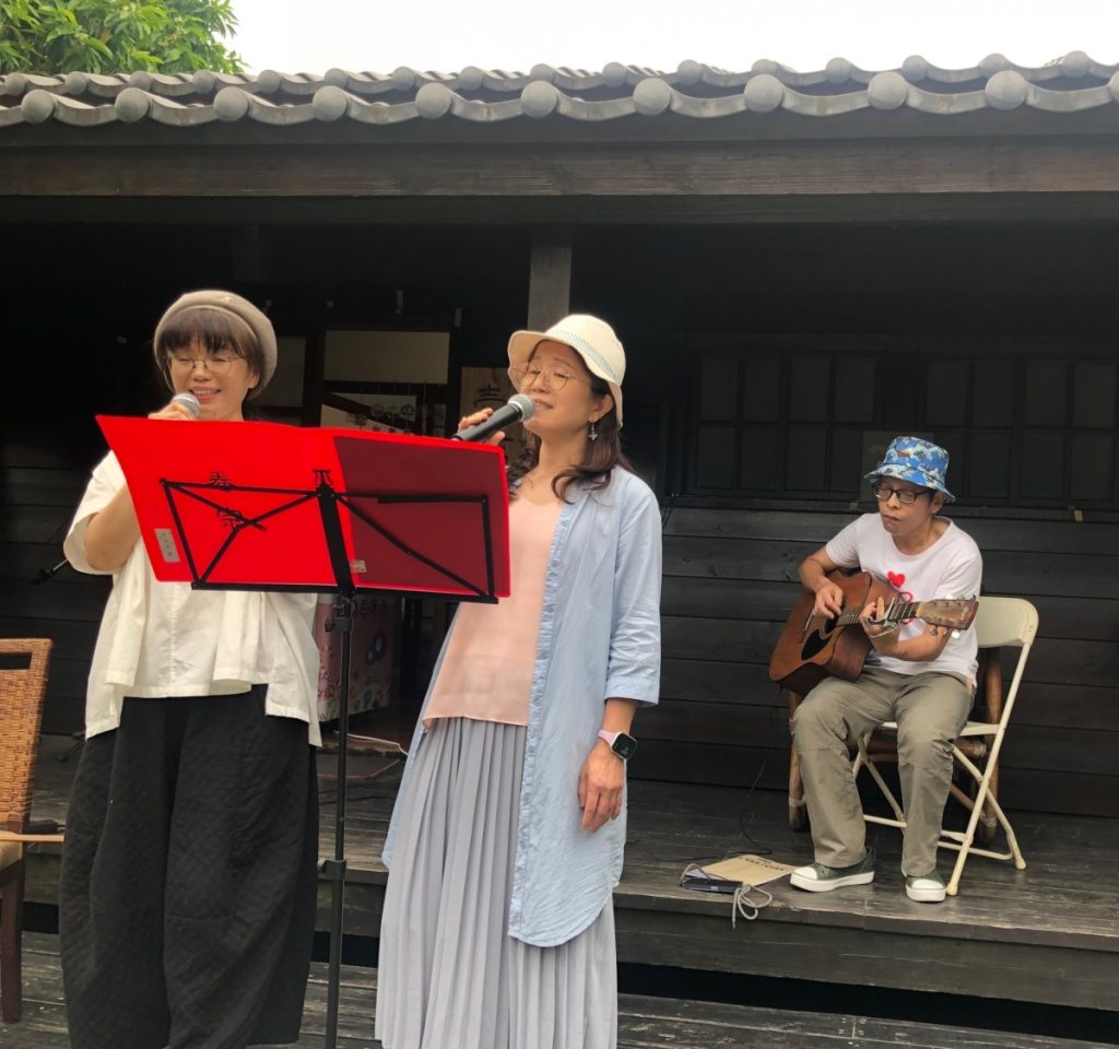 竹東蕭如松藝術園區藝術總監黃孟玲(左一)多才多藝,帶動表演一把罩。(圖/記者黃溎芬翻攝)