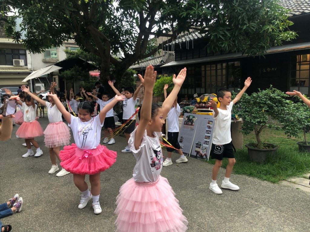 竹東大同國小二年級小朋友在蕭如松藝術園區,戶外雅韻的空間表演舞蹈,贏得掌聲與歡笑。(圖/記者黃溎芬翻攝)