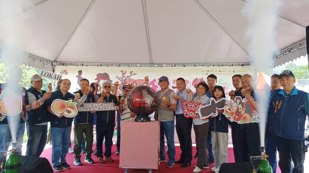 尖石鄉曾國大鄉長偕各界代表，展開雙臂竭誠歡迎民眾老小來感受五月桃的魅力風情！（圖/記者黃溎芬翻攝）