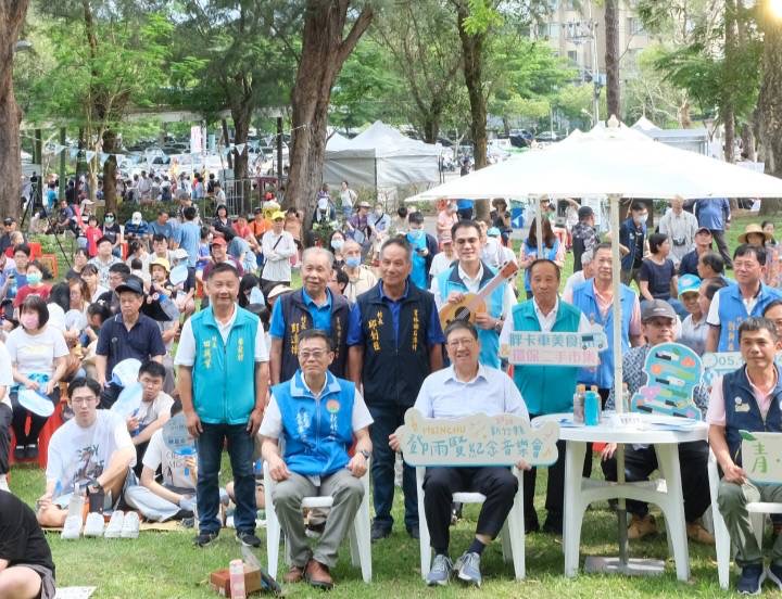 陽光微風吹拂中，新竹縣長楊文科與民眾一起享受民謠音樂會。（圖/記者黃溎芬翻攝）