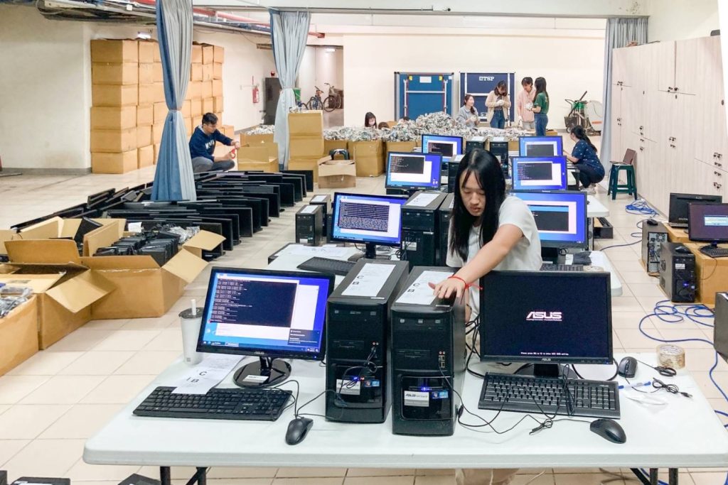 清華志工團從企劃募款到檢修電腦打包寄往海外，環環相扣，樂在學習與付出。（圖/記者林照東翻攝）