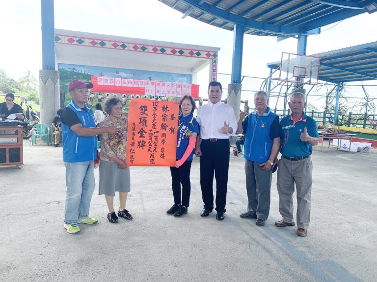 立法委員黃仁(左3)出席台東縣長濱鄉僅那鹿角部落母親節活動 (右1村長、右2頭目，左1理事長，左2林宗翰阿嬤)。(記者包克明 翻攝)