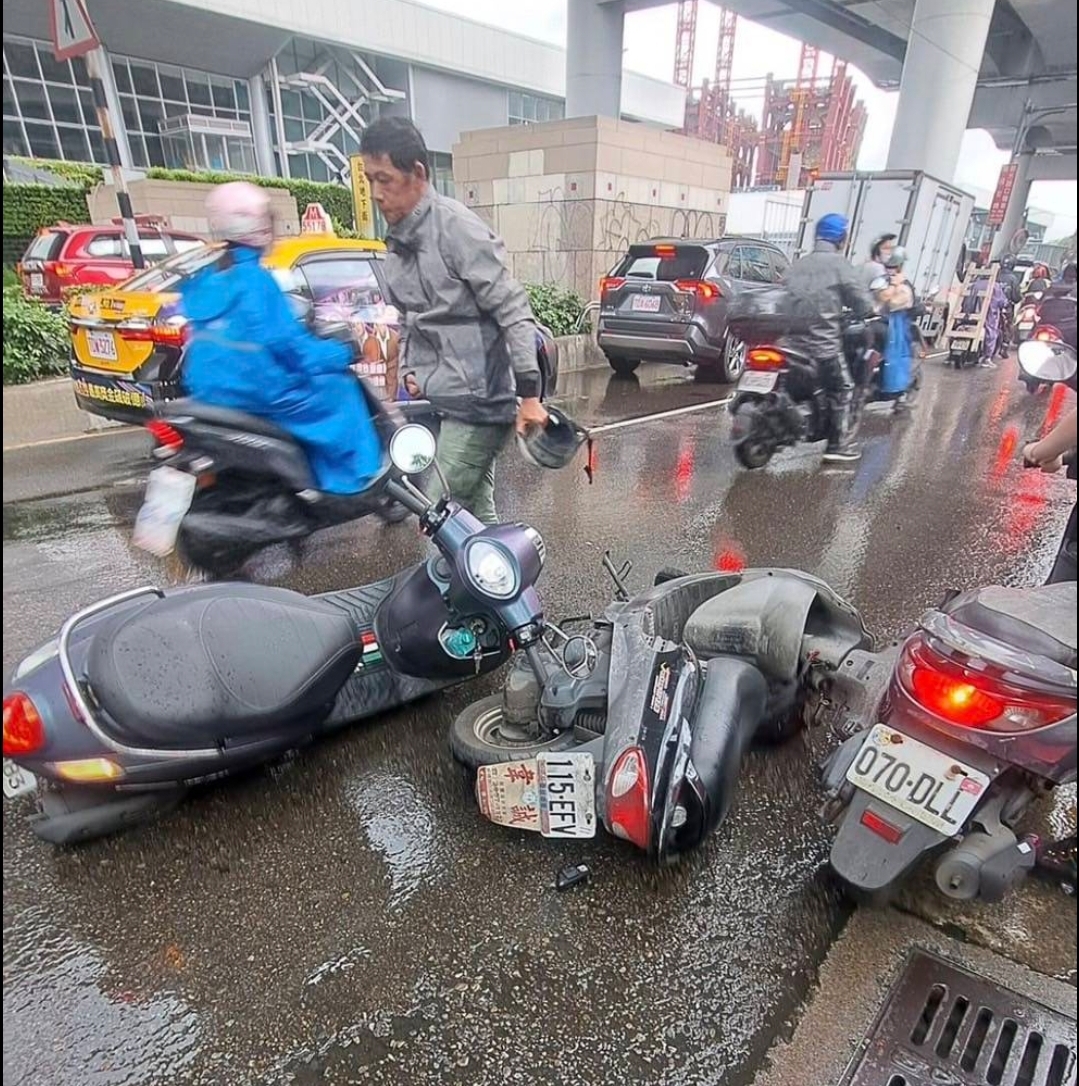 大同分局建成派出所接獲鄭州路交通衝突報警,兩名機車騎士因行車糾紛演變成肢體衝突。(記者黃荷琇 翻攝)