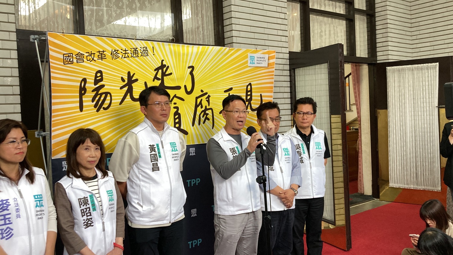 張啟楷指出,《立法院職權行使法》修法草案三讀通過,他的心情是雀躍的,因為「陽光來了 貪腐再見」。(記者包克明 翻攝)