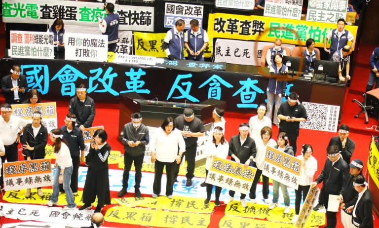 立法院審查國會改革法案，朝野對峙，王鴻薇守在議場卻被徐國勇主持的民視「全國第一勇」節目造謠｢在台大兒童醫院受訪｣。