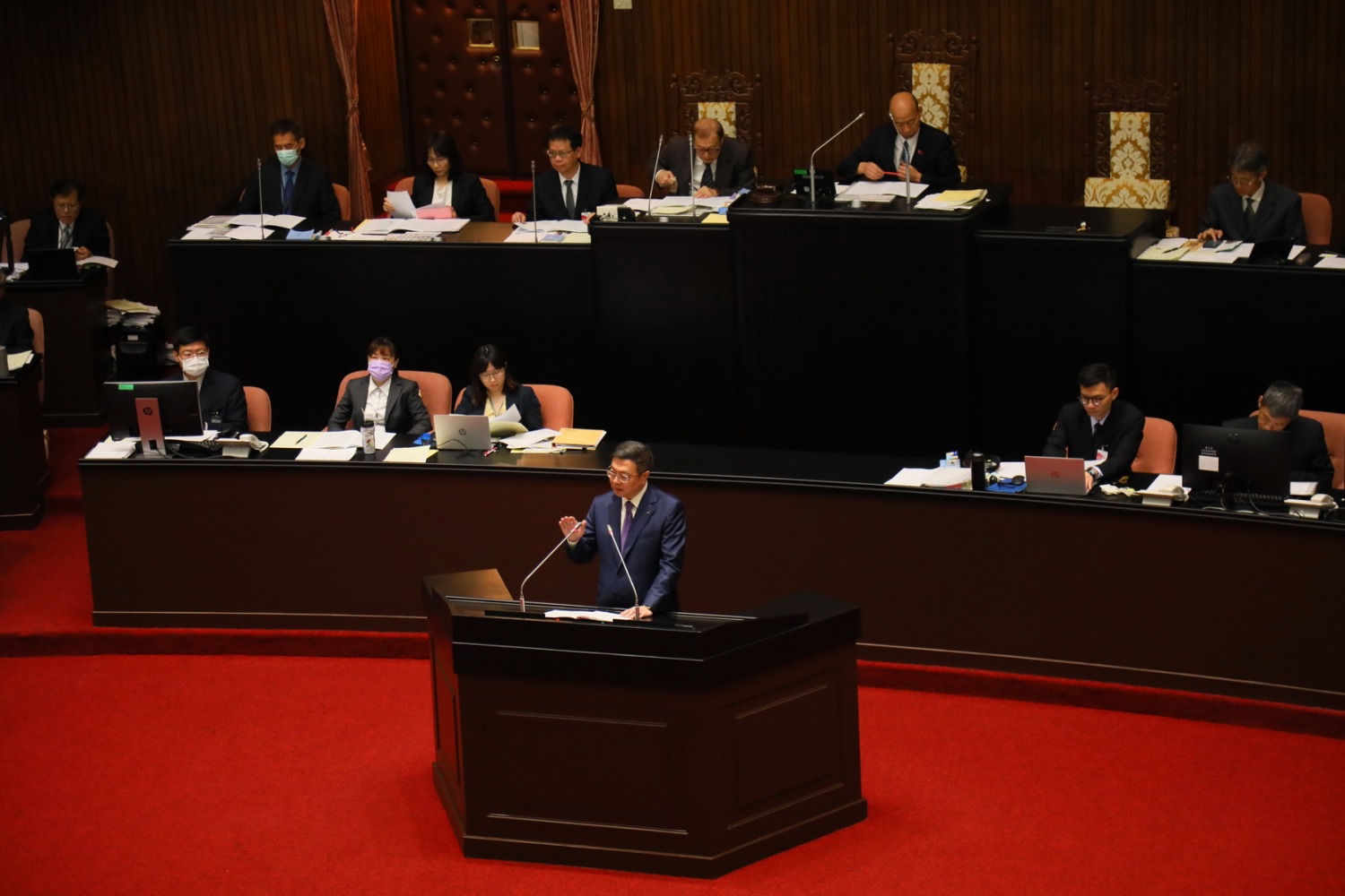 行政院長卓榮泰今日首度到立法院施政報告並備詢,身段十分柔軟。(記者包克明攝)