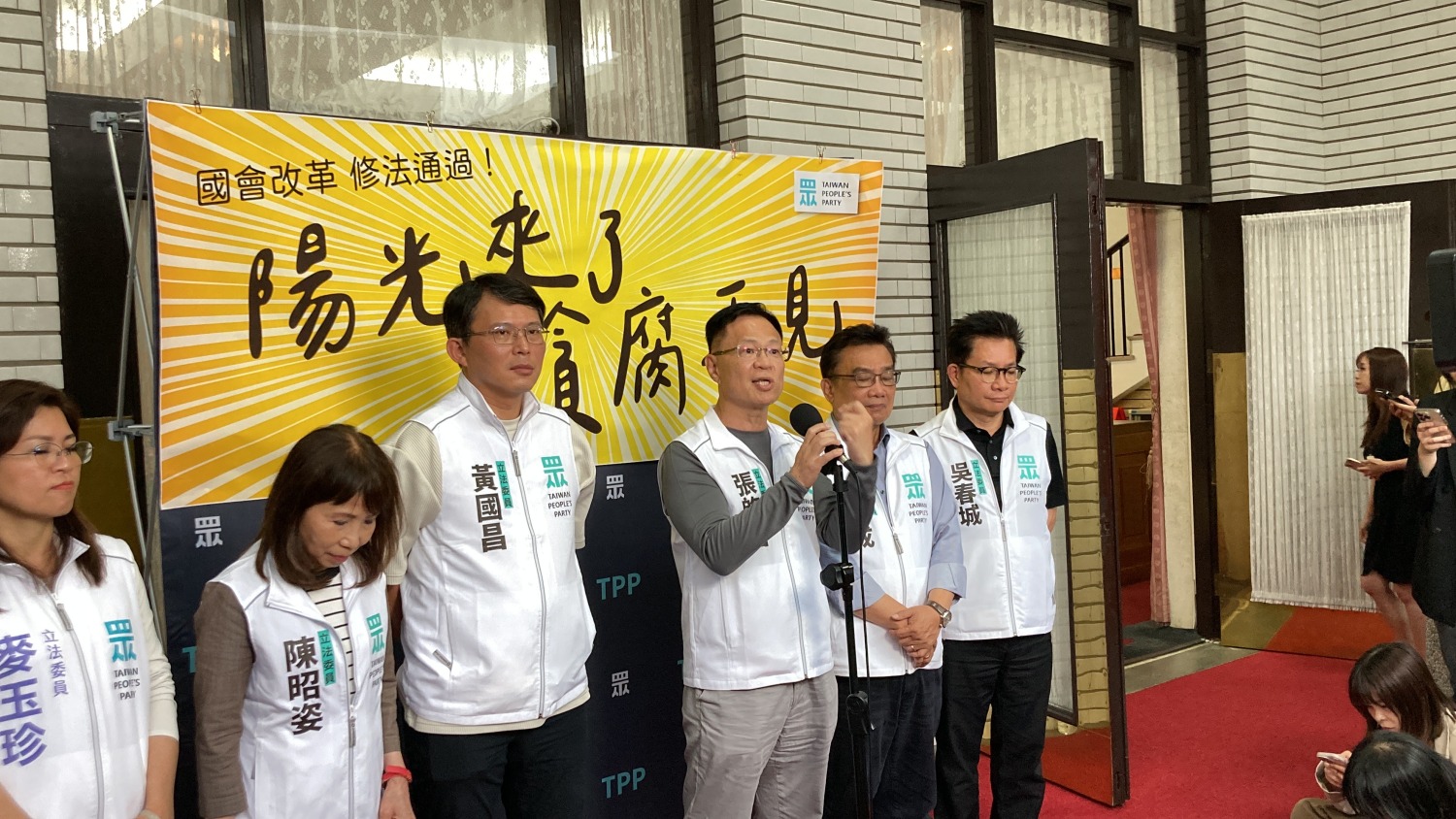 陪同出席的民眾黨立委麥玉珍(左1)在修法過程中遭民進黨立委陳淑芬揮拳攻擊臉部。(記者包克明 翻攝)